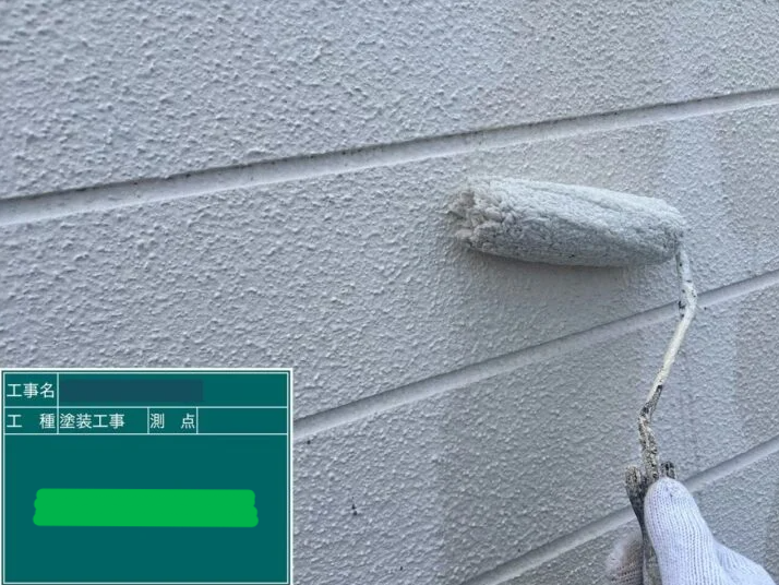 外壁の下塗りをしている写真