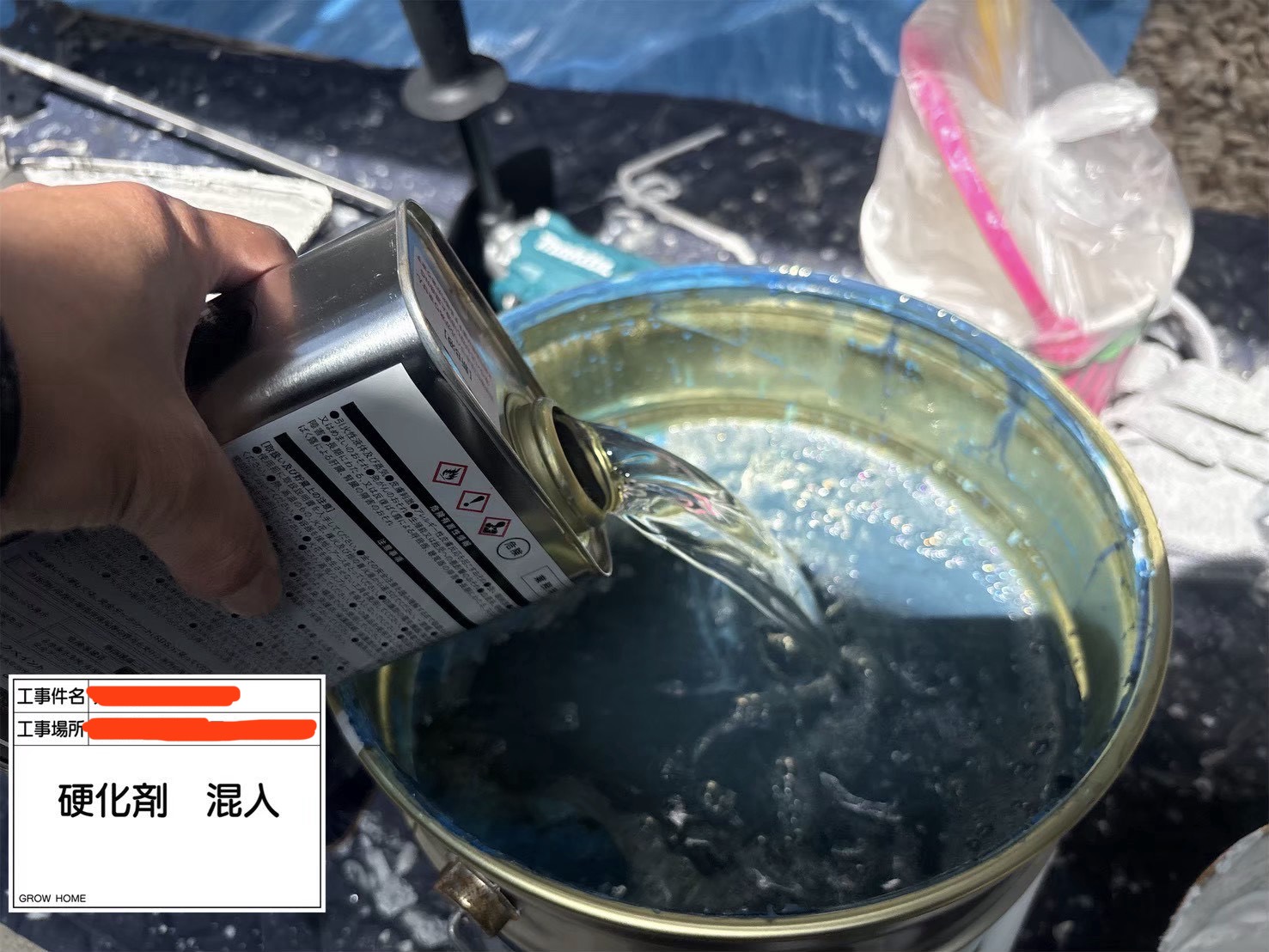 塗料が十分に混ざったら硬化剤を投入して、再度撹拌機で混ぜます。