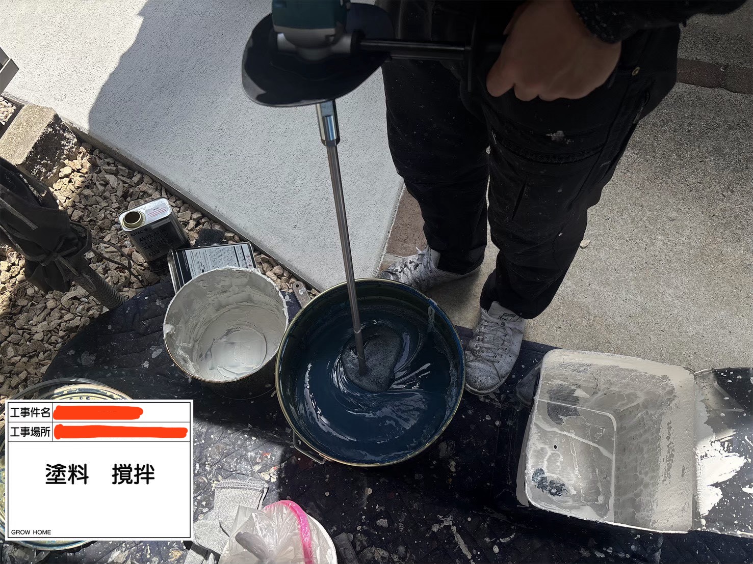 上塗り塗料を塗装する前に攪拌をして、塗料の成分が均一になるようにします