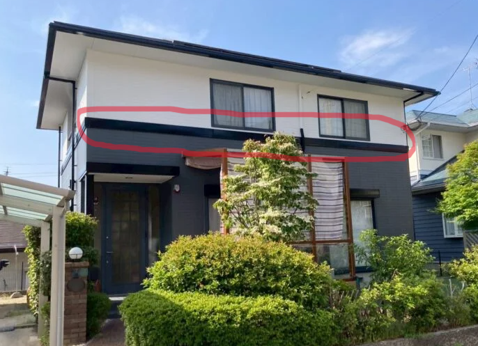 家の外壁　幕板部分に丸がついてる写真