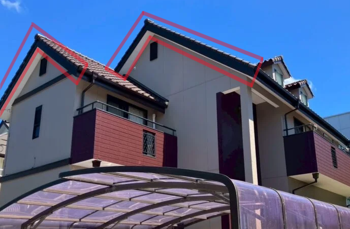 破風板部分に印のついた家の写真　