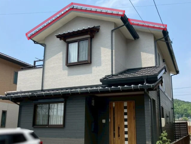 家全体が写っていてケラバの部分にマーカーがついてる写真