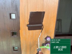 長府小田本町にて住宅の玄関を弱溶剤シリコンで塗装しました