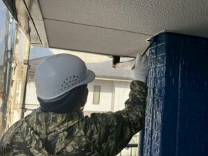 下関市長府安養寺にて刷毛を使用し上塗りの最終手直しを行いました