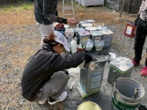 下関市小月杉迫にて上塗りする為に無機フッ素塗料に硬化剤を加え攪拌しました