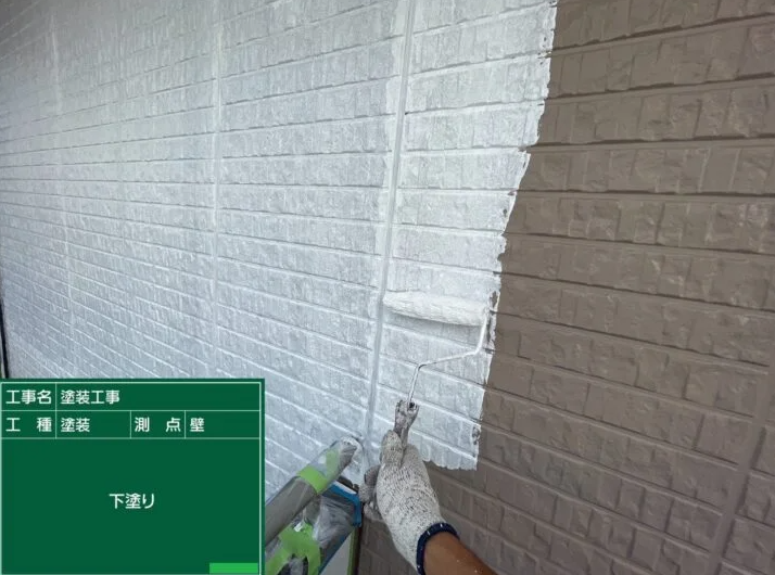 外壁塗装の下塗りをしている写真