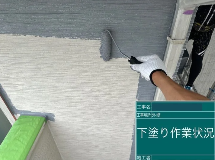 外壁塗装の下塗りをしている写真
