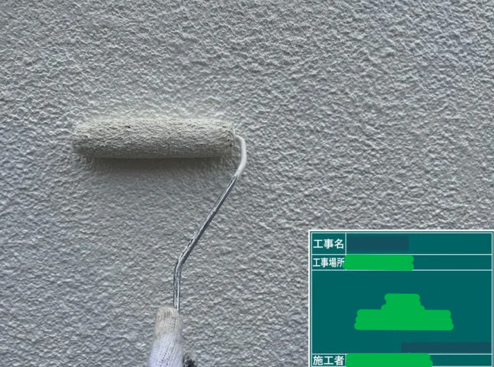 外壁塗装をしている写真