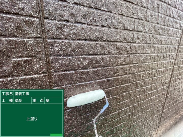 外壁に上塗りをしている写真