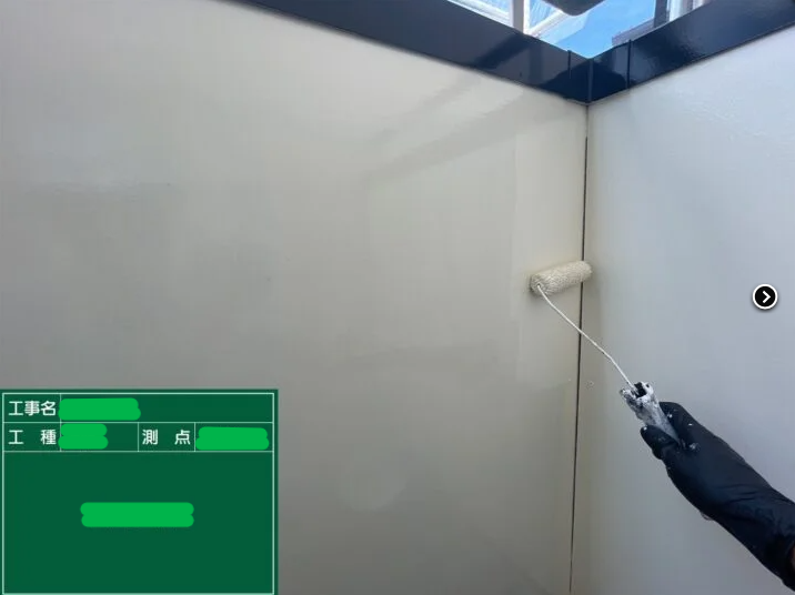 バルコニー(ベランダ）の内側を塗装している写真