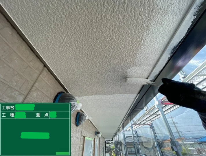軒天に塗装している写真