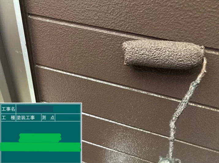 外壁の上塗りをしている写真