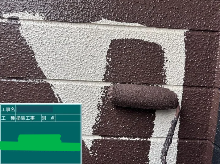 外壁の中塗りをしている写真