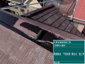 下関市後田町にて築２５年の棟板金に錆止め塗料を施工