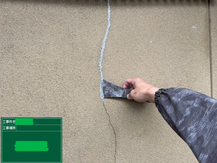 外壁のヘアクラック補修中の写真