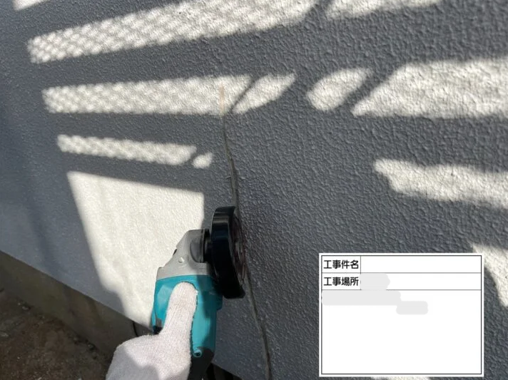 外皮機に構造クラックが発生している写真