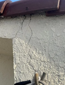 外壁のひび割れはどこからが危険？