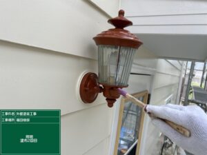 下関市冨任にて玄関の照明を可愛く茶色に塗装