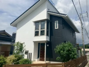 下関市ウッドデッキ塗装とベランダ防水で整ったモノトーンの外壁塗装