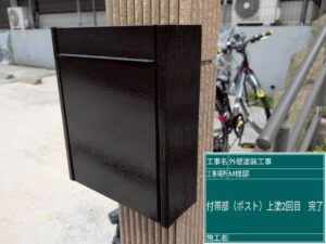 下関にて鉄製ポストの上塗り塗装を行いました。