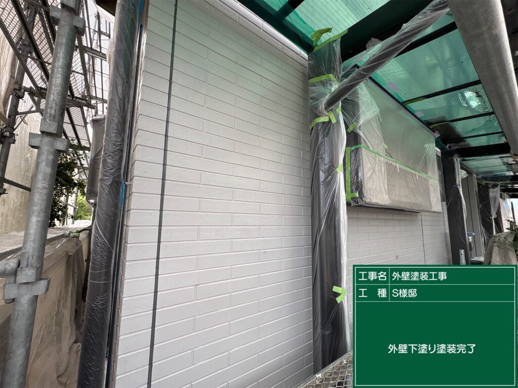 下塗り塗料の塗布作業完了写真
