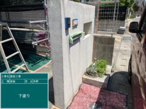 下関市にて、地面からの湿気やひび割れを防ぎ、10年先まで美しい佇まいを保つ外塀の下塗りを行いました。
