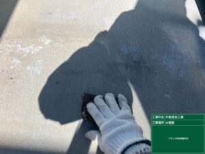 下関市にてベランダ防水寿命を劇的に伸ばす！トップコート前の下地研磨を行いました