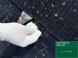 下関市にて、仕上がり後にはわからない重要な屋根の下地処理（縁切り）を行いました。