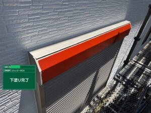 下関市にて赤色の錆止めを使ってシャッター収納庫の下塗りを行いました。