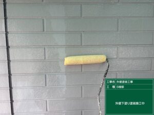 下関市にて窯業系外壁に下地を固めるシーラー塗布を行いました。