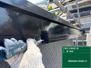 下関市にて耐久性と仕上がりの艶を決める破風板の仕上げ塗りを行いました。