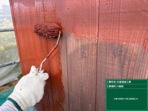 下関市にて木部外壁の後の剥がれやすさを変える下塗り塗装を行いました。