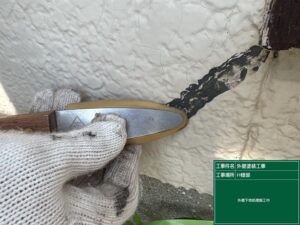 下関市にて劣化したサイディングボードのクラックシーリング補修を行いました。
