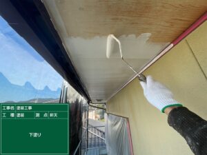 下関市秋根北町にて軒天のピーリングボードにカチオンを塗布