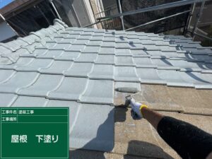 下関市椋野にて築３５年のセメント瓦にシーラーを下塗り