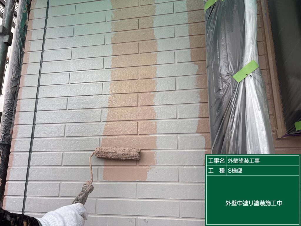 中塗り施工中