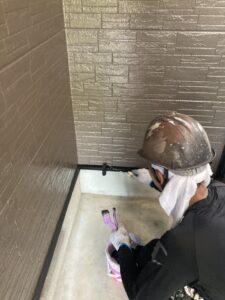 下関にてお家の基礎を足元から守る倉庫の水切り板金の上塗りを行いました。