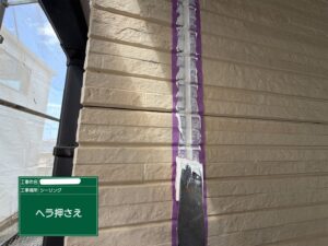 下関市にて、外壁コーキングの密着性を最大限に高める重要な仕上げ工程「ヘラ押さえ」を行いました。