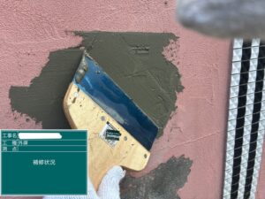 下関市にて、外塀の塗装剥がれを防ぎ長持ちさせるための重要な塗膜の膨れ補修を行いました。😎