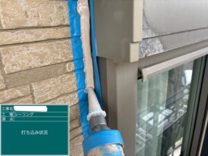 下関市にて、雨漏りの原因になりやすいサッシ周りを保護するシーリング増し打ち作業を行いました。