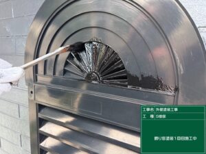 下関市にて、お家の外観を引き締め、雨風から部材を守る飾り窓の繊細なハケ塗り塗装を行いました。