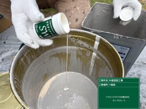 下関市にて防カビ性に優れたアステックSWを添加し外壁の仕上げ塗りを行いました。