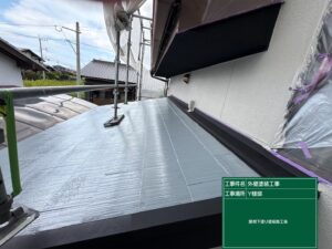 下関市にてアスベスト含有屋根材ニューフルベスト24の下塗りを塗装を行いました。