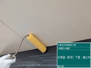 下関市にて軒天塗装の密着力を高めるシーラー塗装を行いました。