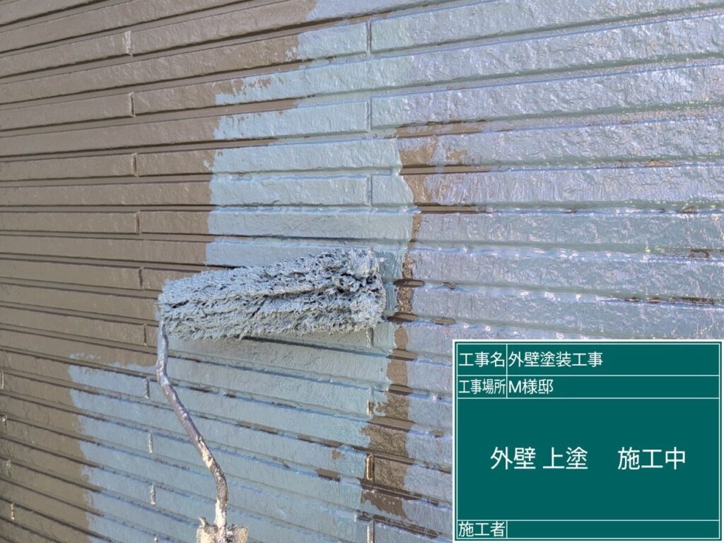 外壁上塗り施工中