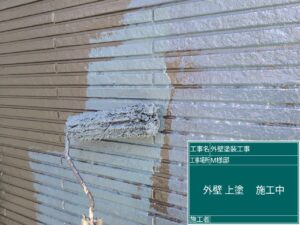下関市にて塗装直後から乾燥までの色変化の大きい墨色で上塗りを行いました。