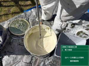 下関市にて二液塗料の性能を最大限発揮するための練り混ぜ作業を行いました。