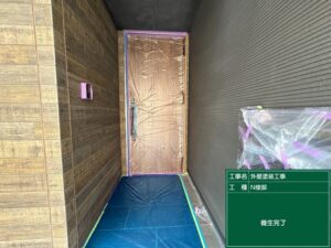 下関市にて玄関ドア、エコキュート、土間などの塗装前養生を行いました。