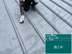 下関市彦島にて塩害で劣化したガルバリウム鋼板屋根の下塗りを行いました