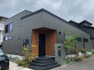 下関市 クリヤー塗装でサイディングの木目調を活かした外壁屋根塗装